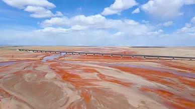 青海红色河谷大地之血硫元素河流4K航拍视频的预览图